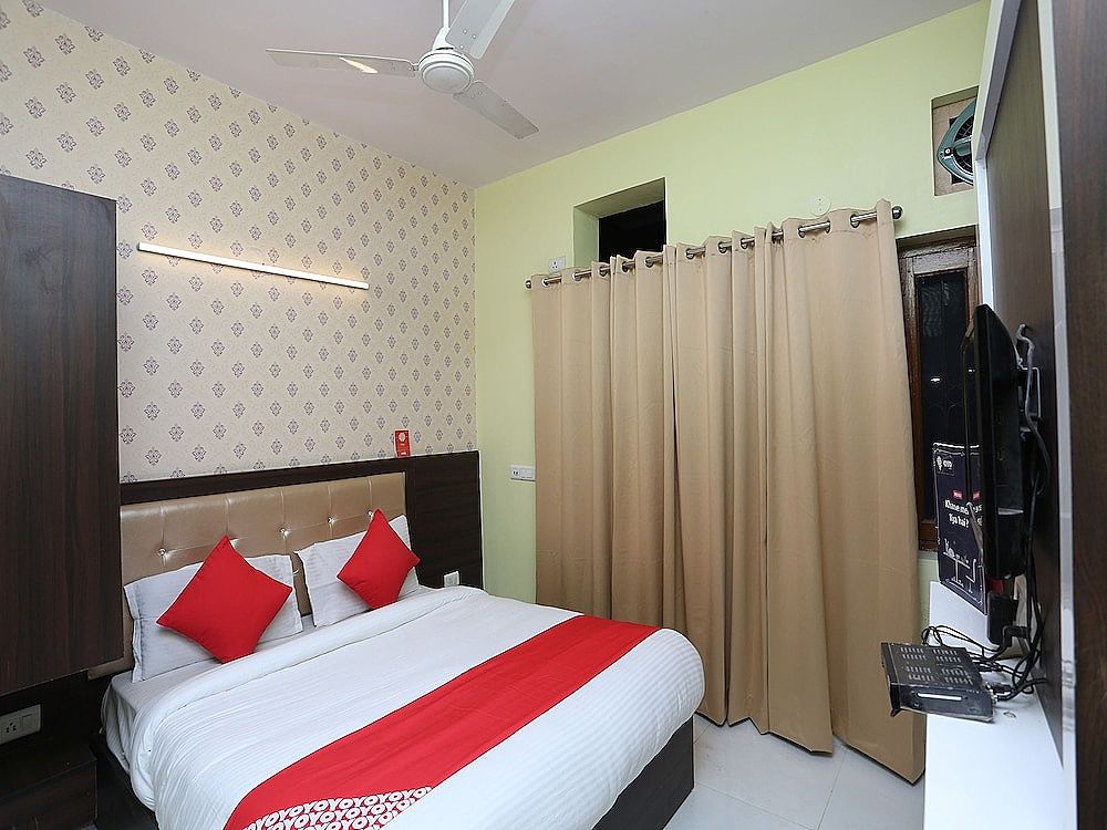 OYO 28264 Chirag House Double or Twin Room 10