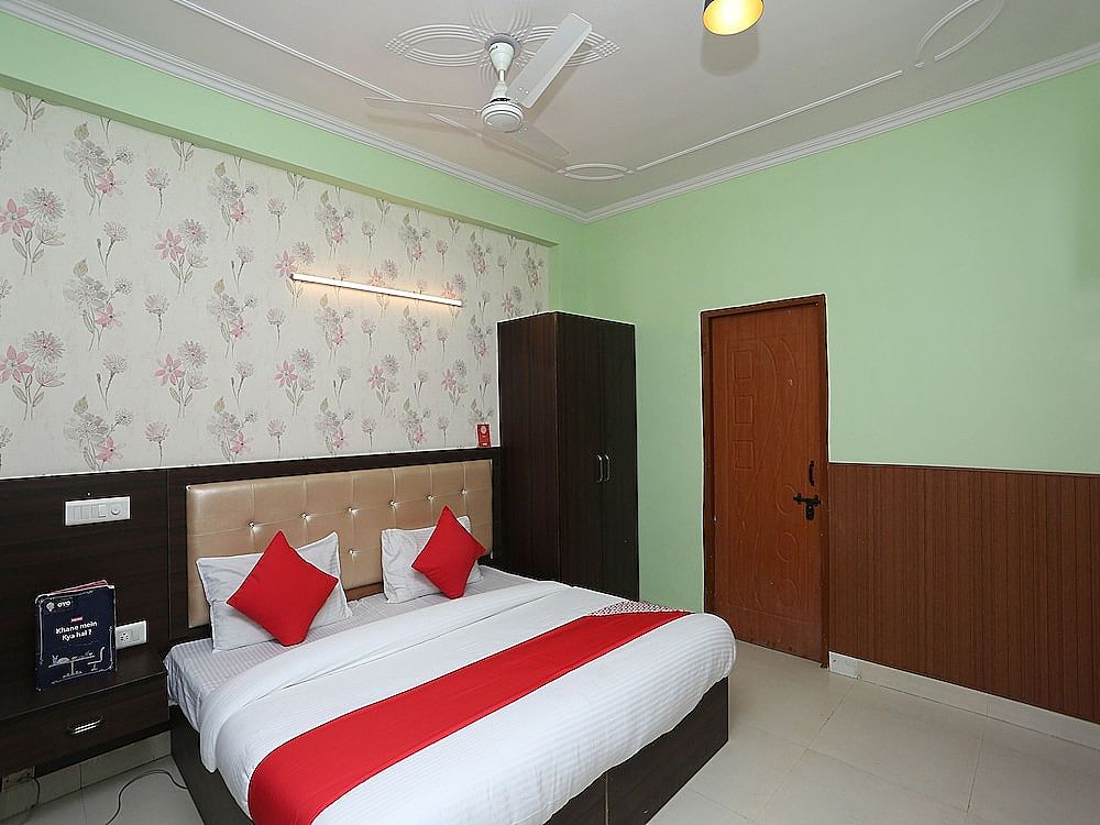 OYO 28264 Chirag House Double or Twin Room 5