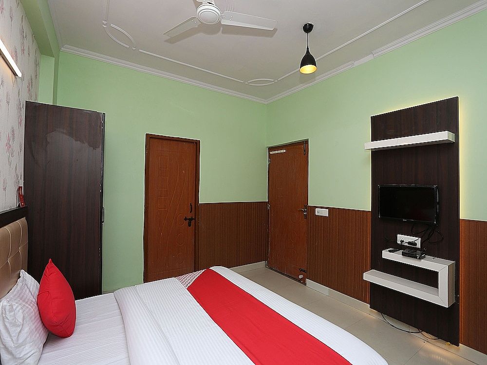 OYO 28264 Chirag House Double or Twin Room 2