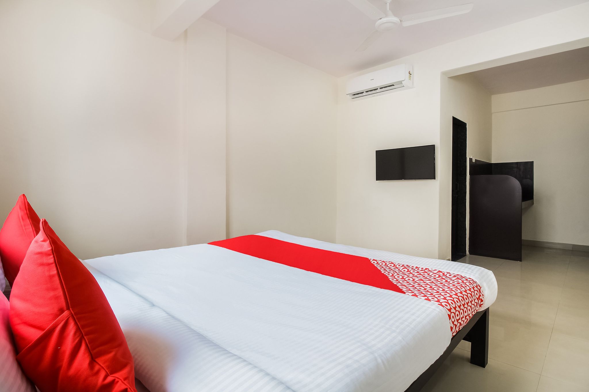 Hotel O Galaxy Near INOX Classic Room 8