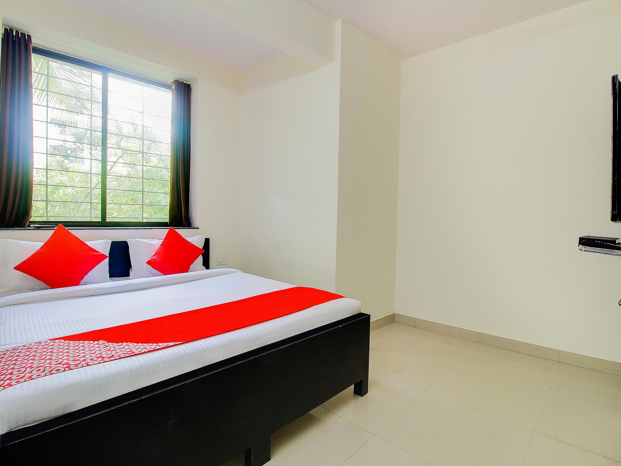 Hotel O Galaxy Near INOX Classic Room 6