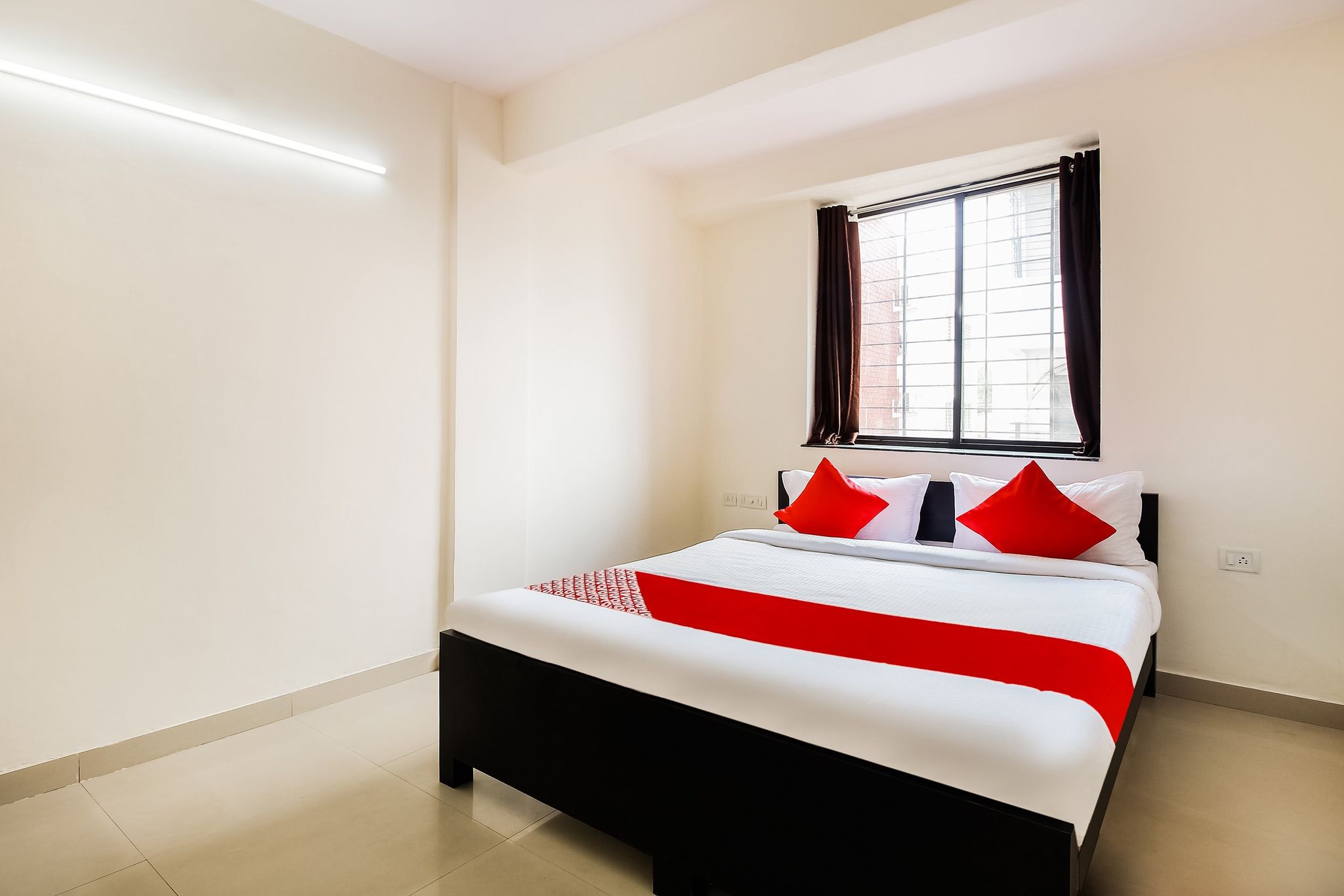 Hotel O Galaxy Near INOX Classic Room 7