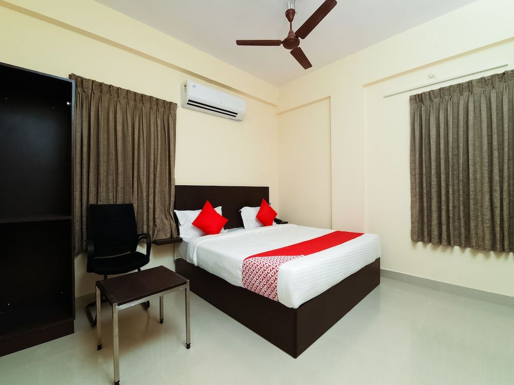 OYO 22782 Akshara Suites Double Room, 1 Queen Bed 4
