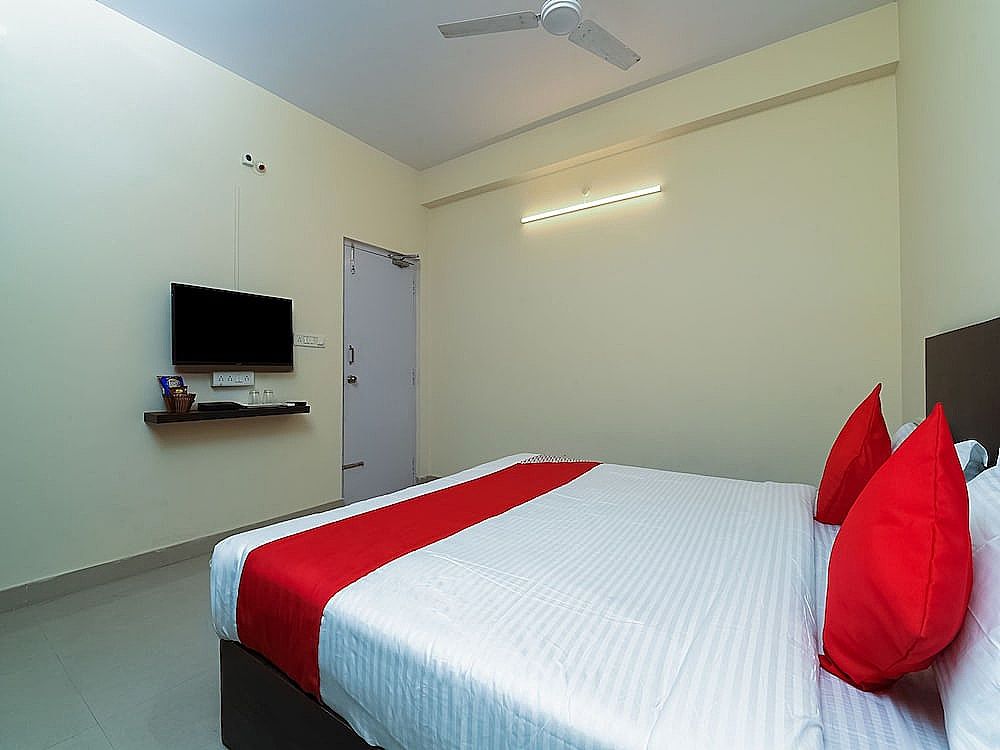 OYO 22782 Akshara Suites Double Room, 1 Queen Bed 6