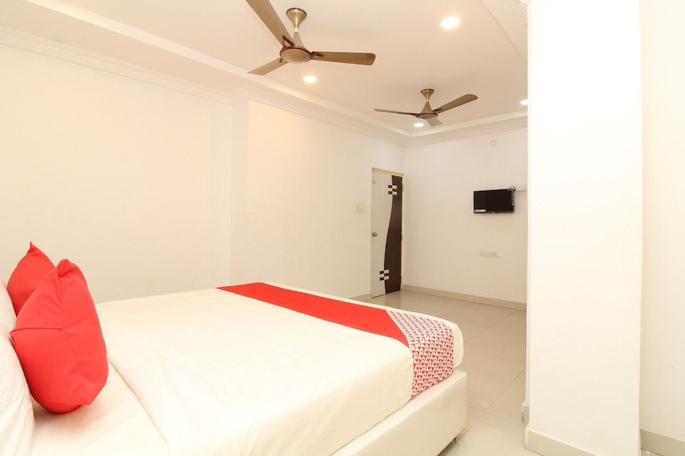 OYO 37499 Saba Service Apartments Deluxe Double Room 7