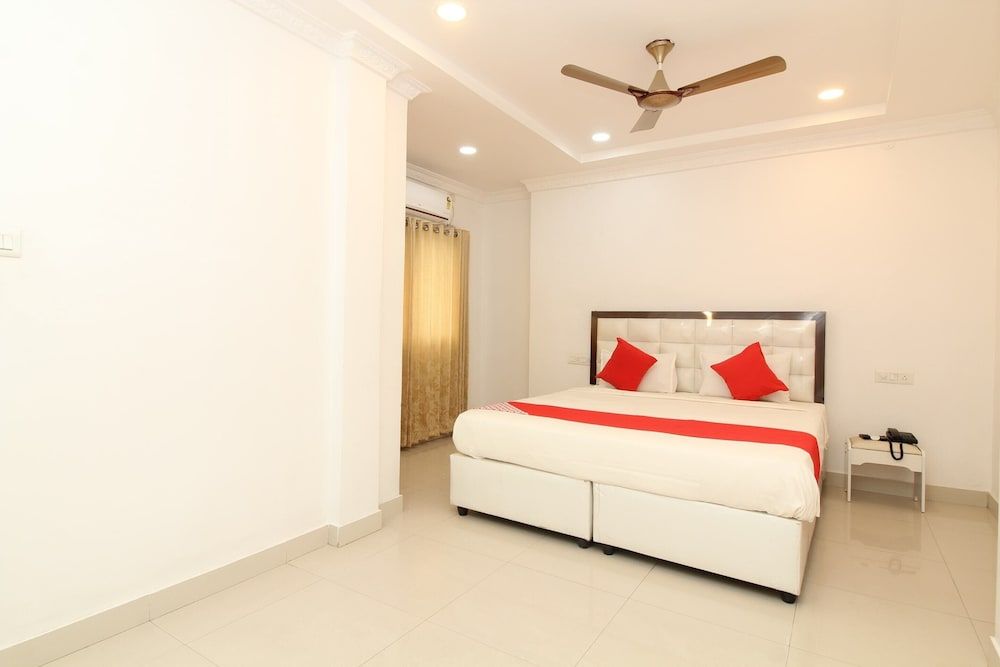 OYO 37499 Saba Service Apartments Deluxe Double Room 9