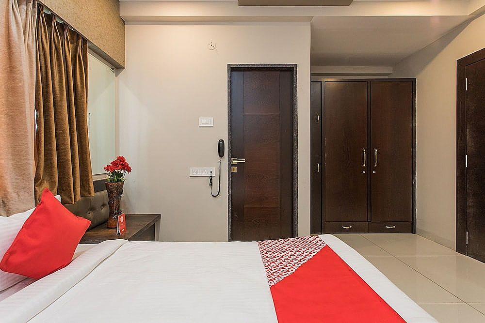 Capital O 18756 Signature Planet Deluxe Double or Twin Room, 1 King Bed 5