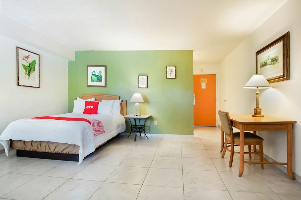 OYO Waterfront Hotel - Cape Coral/Fort Myers, FL Premium Room, 1 King Bed 4