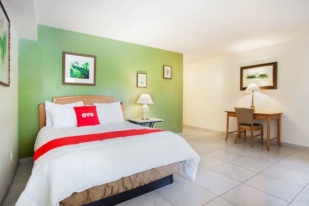 OYO Waterfront Hotel - Cape Coral/Fort Myers, FL Premium Room, 1 King Bed 5