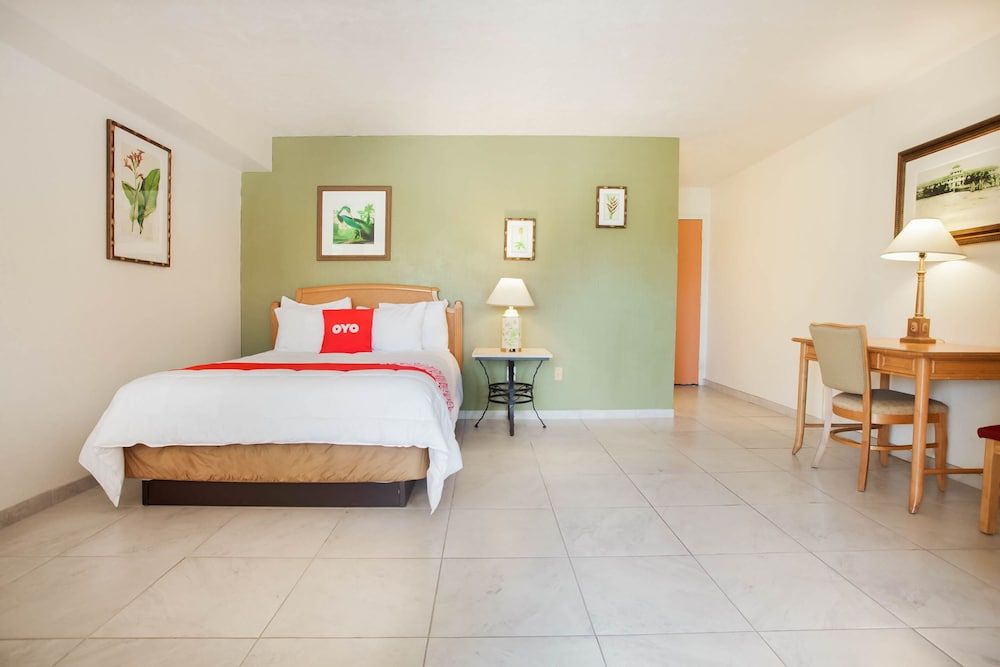 OYO Waterfront Hotel - Cape Coral/Fort Myers, FL Premium Room, 1 King Bed 6