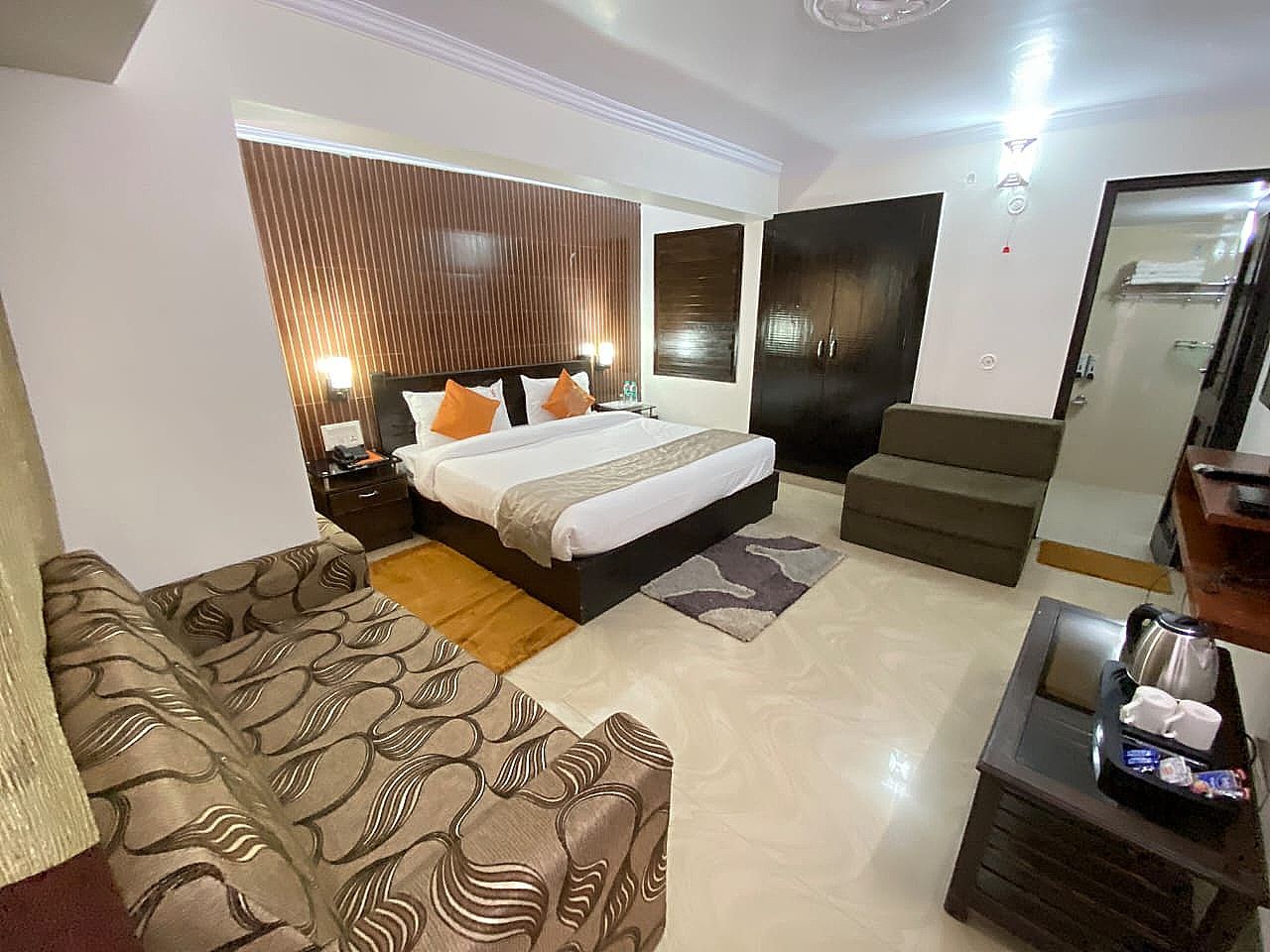 SEMI FAMILY ROOM WITH VIEW ( GRND OR -1 FLOOR)