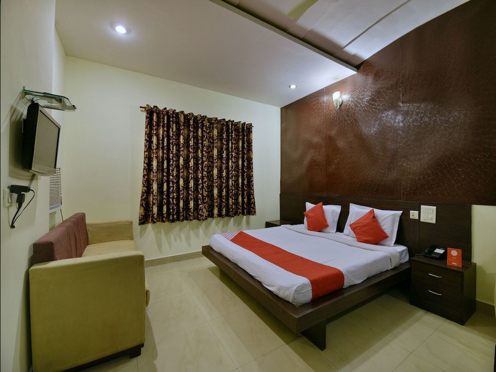 OYO 11754 Hotel Classic 7 Deluxe Room