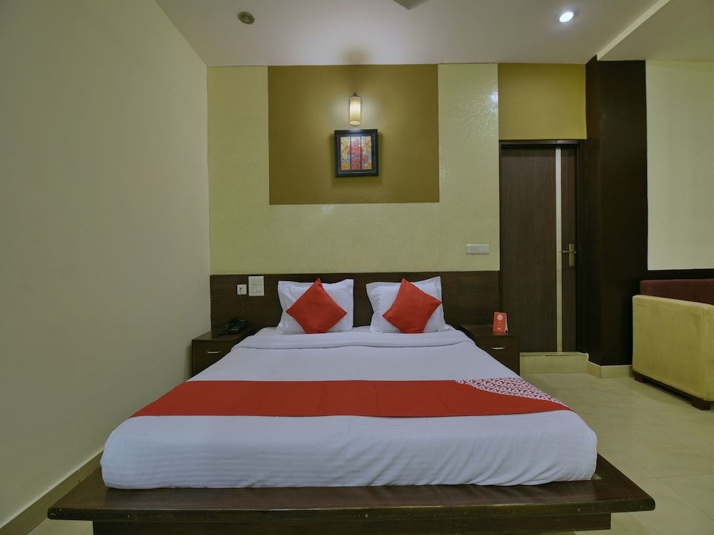 OYO 11754 Hotel Classic 7 Deluxe Room 2