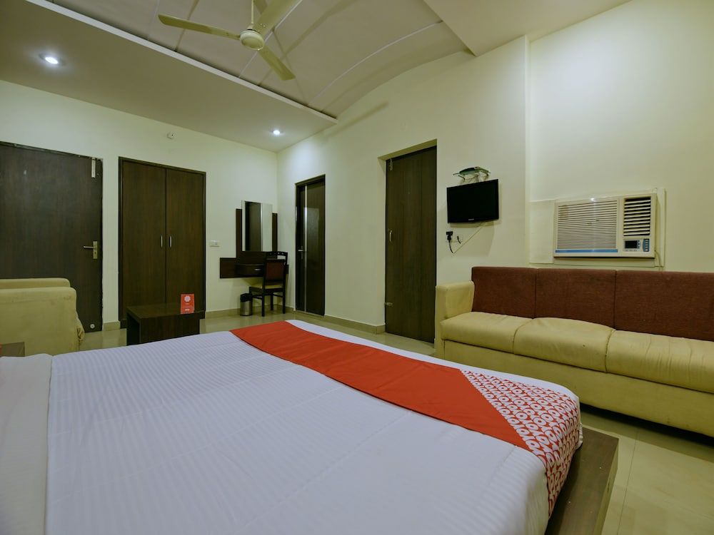 OYO 11754 Hotel Classic 7 Double or Twin Room 6