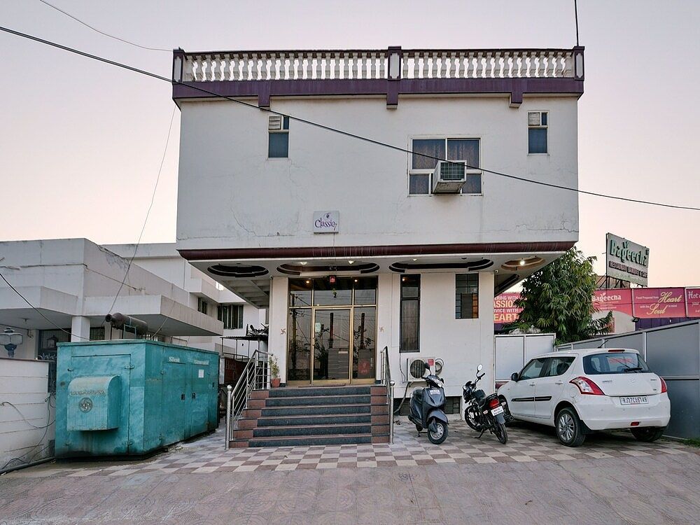 undefined OYO 11754 Hotel Classic 7 4