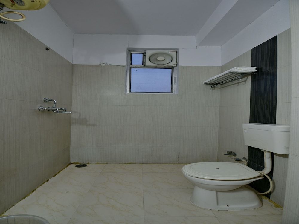 OYO 11754 Hotel Classic 7 Deluxe Room 4