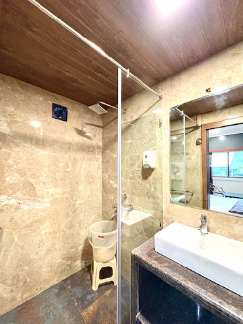 Honeybee Resort Deluxe AC Room 7