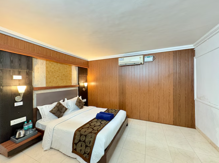 Honeybee Resort Deluxe AC Room 4