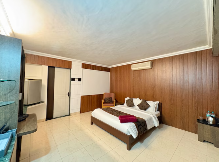 Honeybee Resort Deluxe AC Room 3