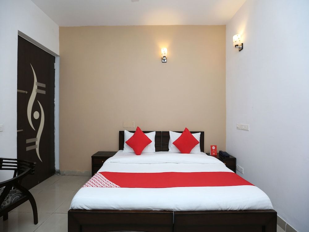 OYO 15674 Mahak Residency Standard Room 5