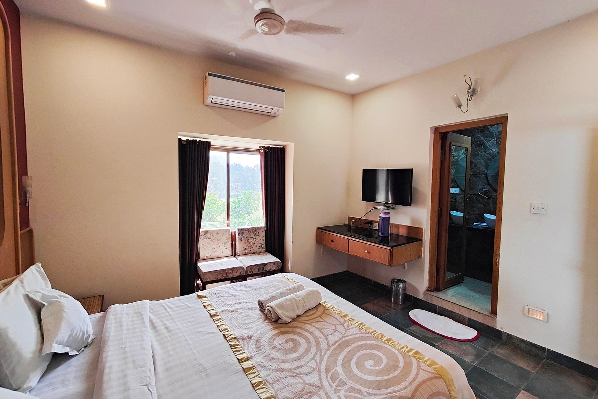 Hotel Maharaja Deluxe Room 3
