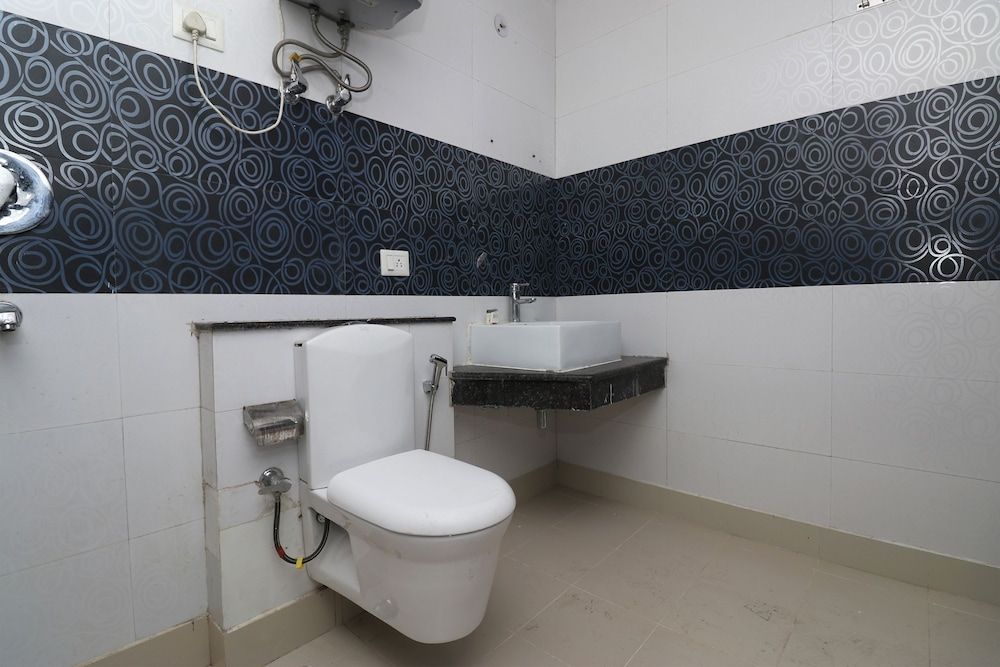 OYO 28232 The Golden Circle Double or Twin Room 9