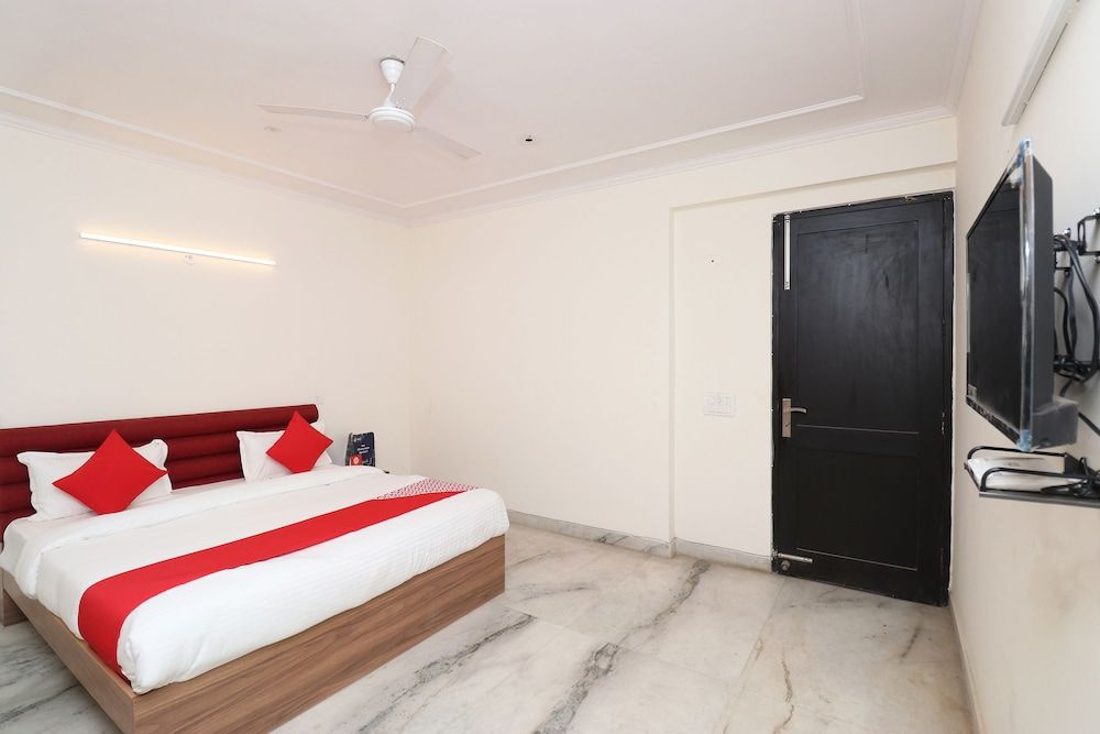 OYO 28232 The Golden Circle Double or Twin Room 3