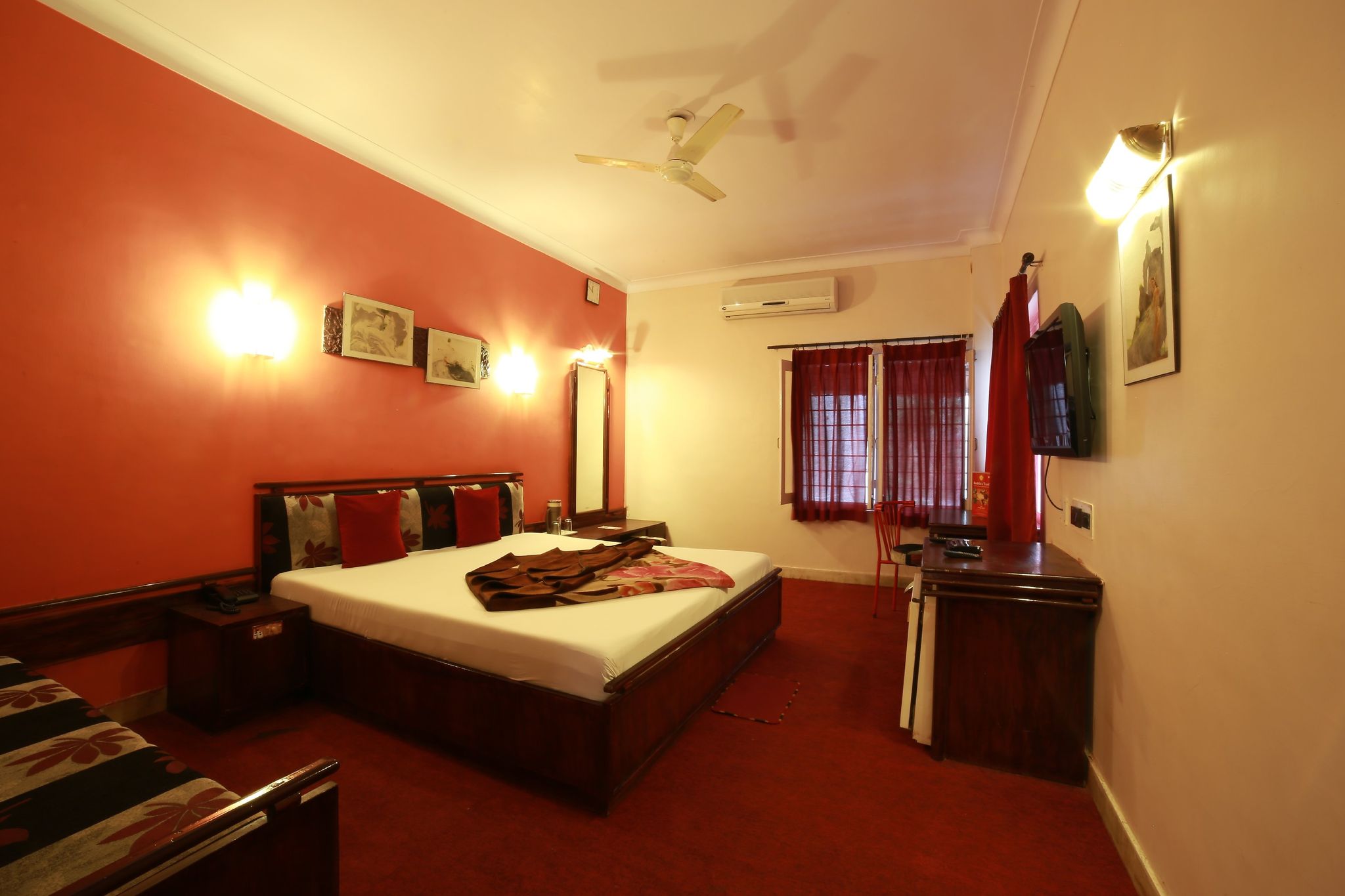 Hotel Maganjis Deluxe Room NON AC 13