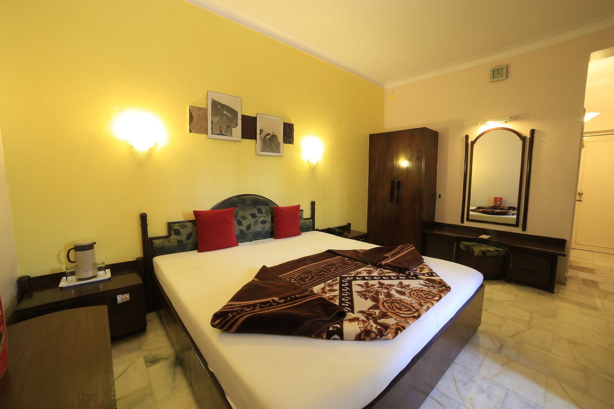 Hotel Maganjis Deluxe Room NON AC 12