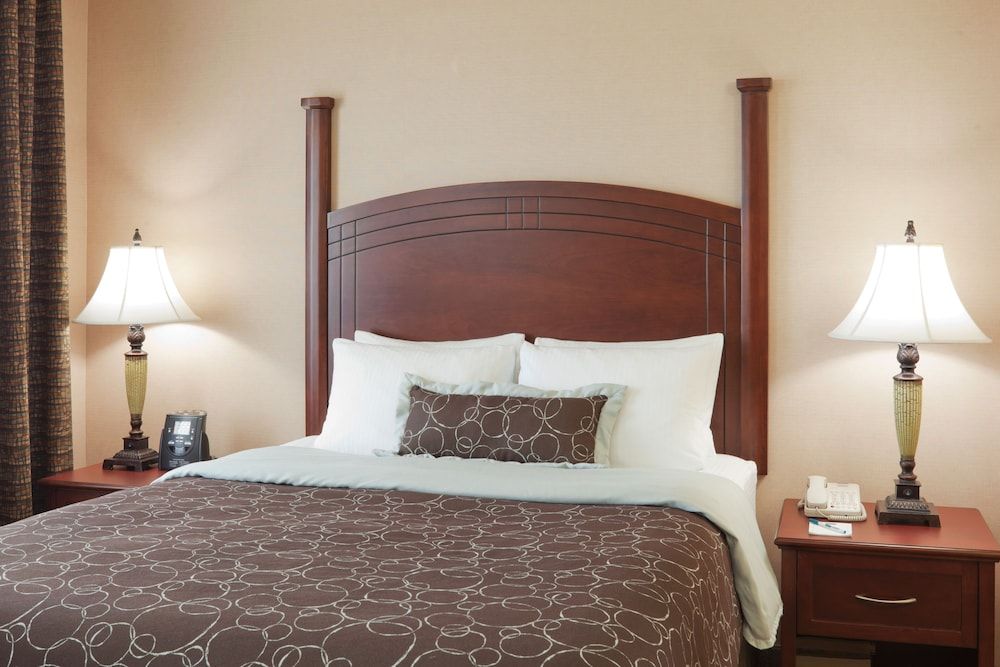 Staybridge Suites Oakville by IHG Studio Suite, 1 Queen Bed, Non Smoking, Kitchen 4