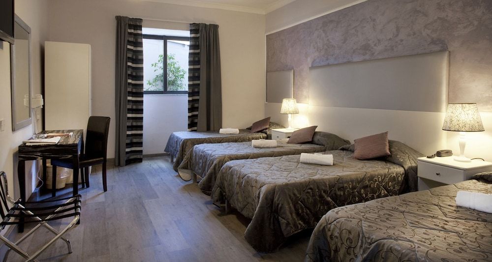 Sliema Marina Hotel Quadruple Room 3