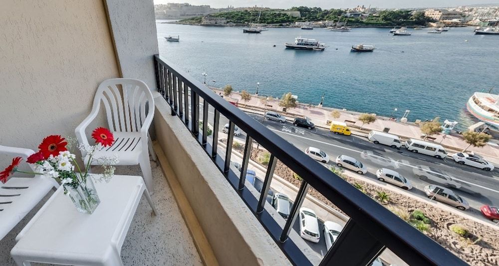 Sliema Marina Hotel Quadruple Room, Sea View 8