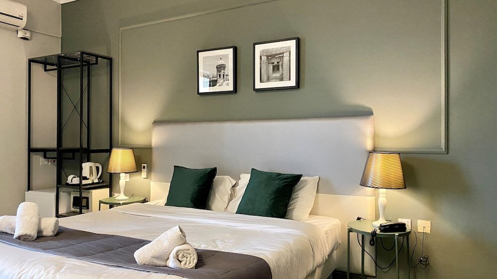 Sliema Marina Hotel Quadruple Room, Sea View 6