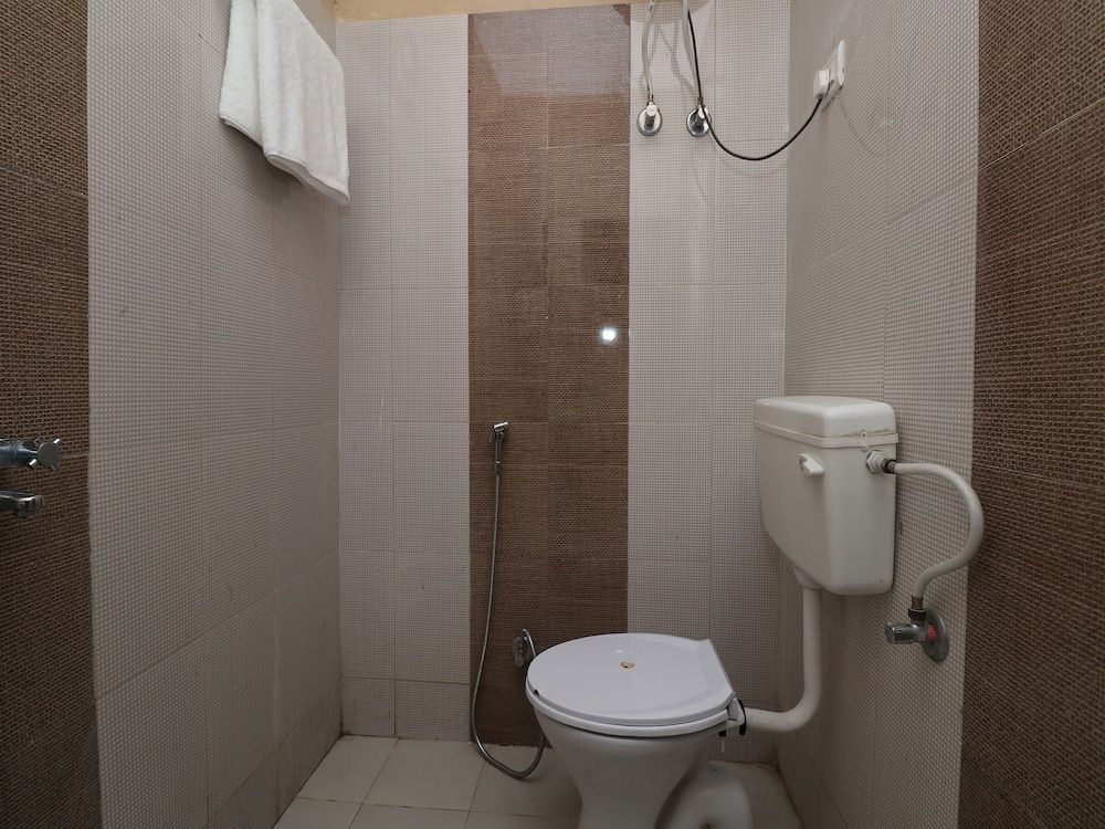 OYO 28173 Hotel Reeva Double or Twin Room 17