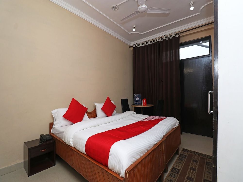 OYO 28173 Hotel Reeva Double or Twin Room 2