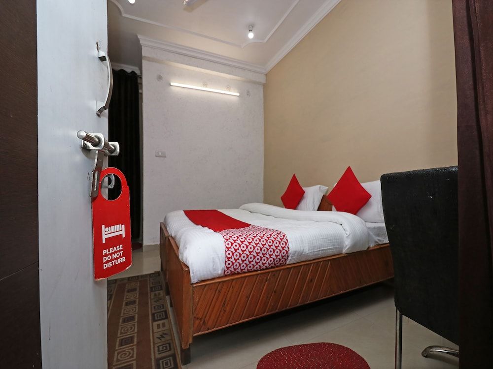 OYO 28173 Hotel Reeva Double or Twin Room 5
