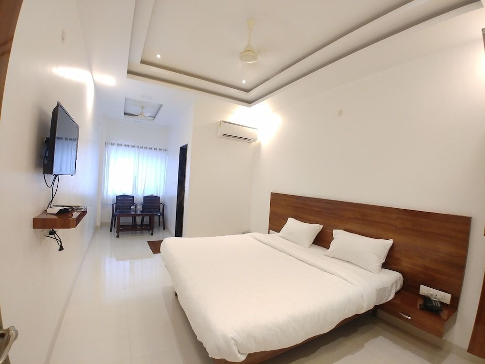 Hotel Jagadguru Deluxe Double Room