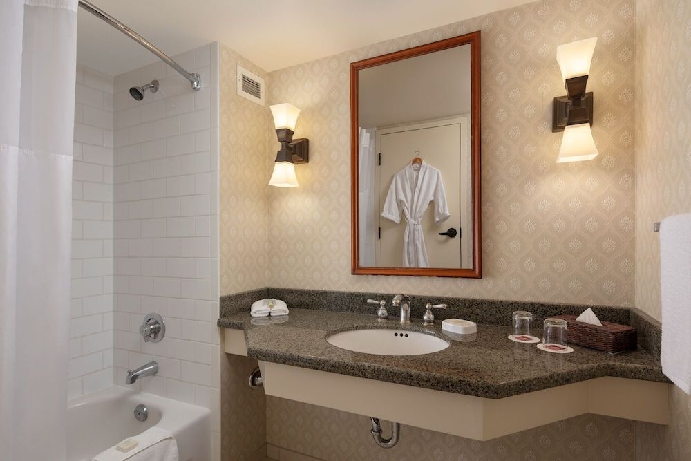 St. Eugene Golf Resort & Casino Standard Room, 1 King Bed 5