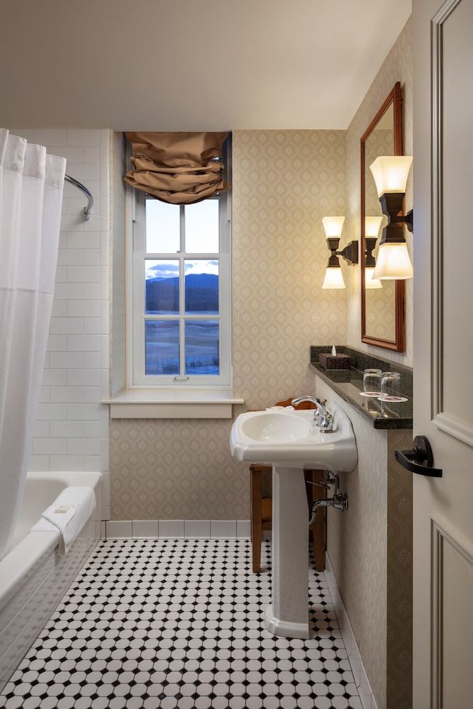 St. Eugene Golf Resort & Casino Deluxe Room, 2 Queen Beds 5