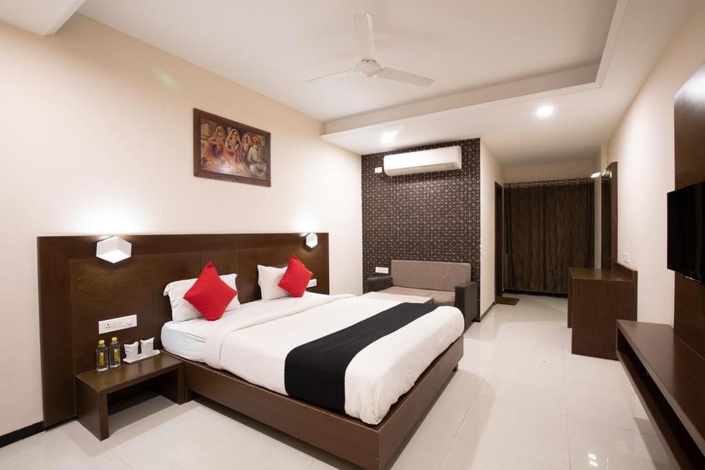 Hotel Park Palace Deluxe AC Room 4