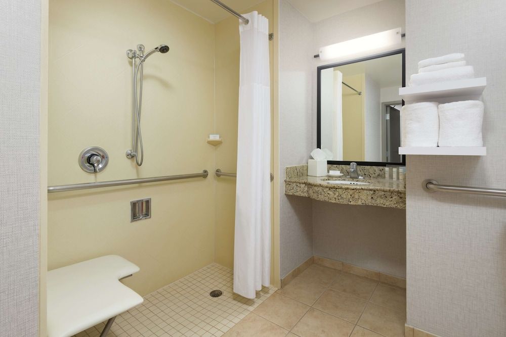 Hampton Inn & Suites National Harbor - Alexandria Area Room, 1 King Bed, Accessible (Mobility & Hearing, Roll-In Shower) 3