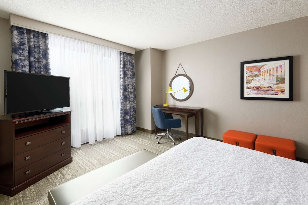 Hampton Inn & Suites National Harbor - Alexandria Area Room, 1 King Bed, Accessible (Mobility & Hearing, Roll-In Shower) 2