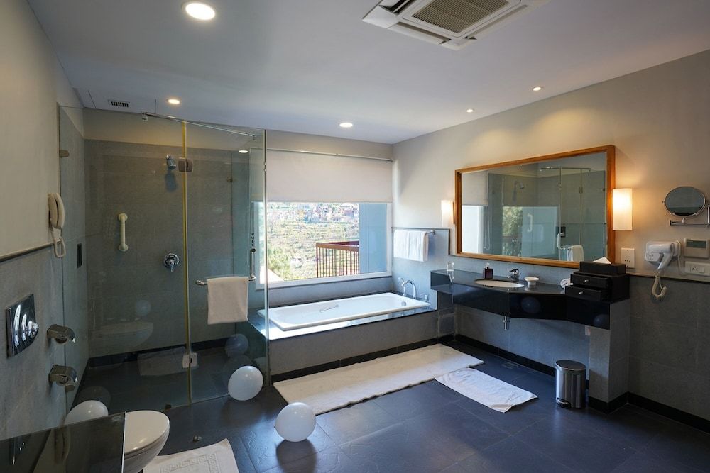 Moksha Himalaya Spa Resort Moksha Suite Room 10