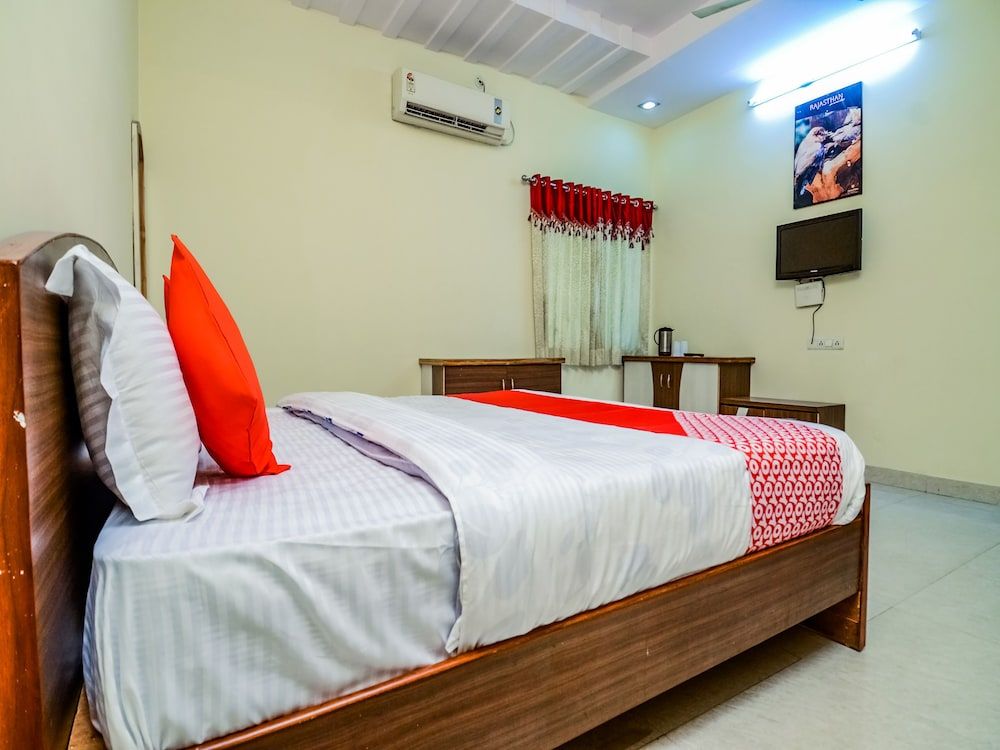 OYO 18825 Hotel Akshey Double Room, 1 King Bed 3