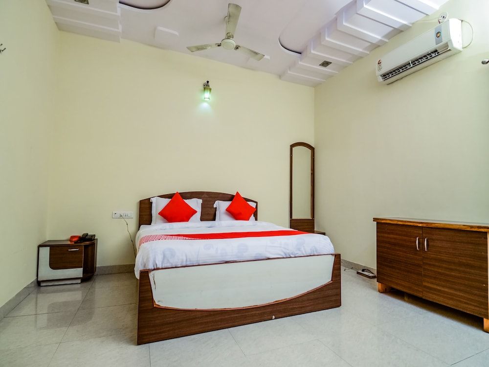 OYO 18825 Hotel Akshey Suite, 1 King Bed 2