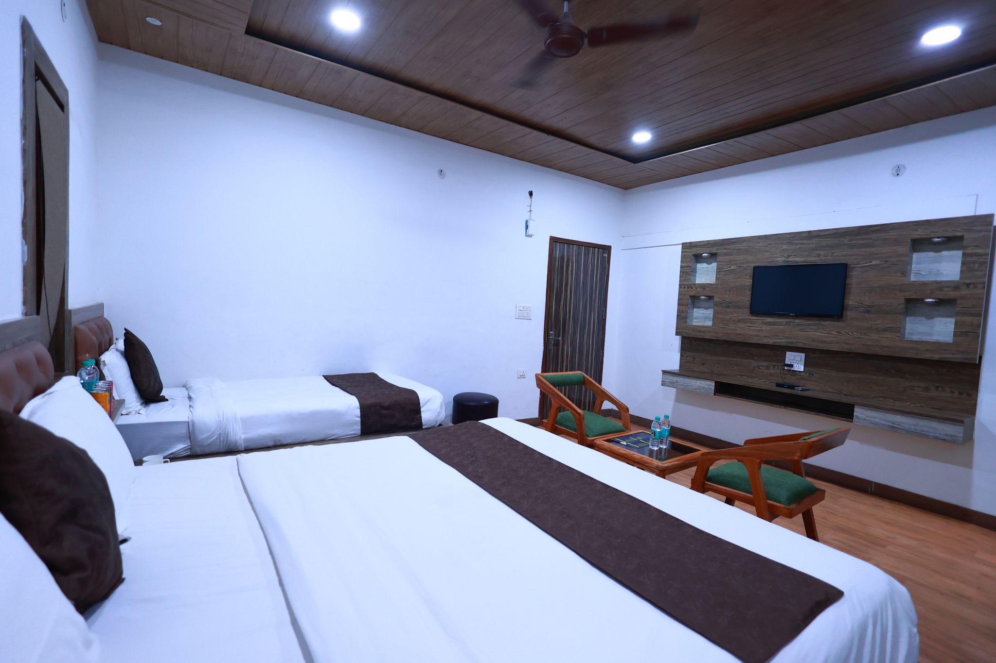 DELUXE ROOM TRIPLE BED
