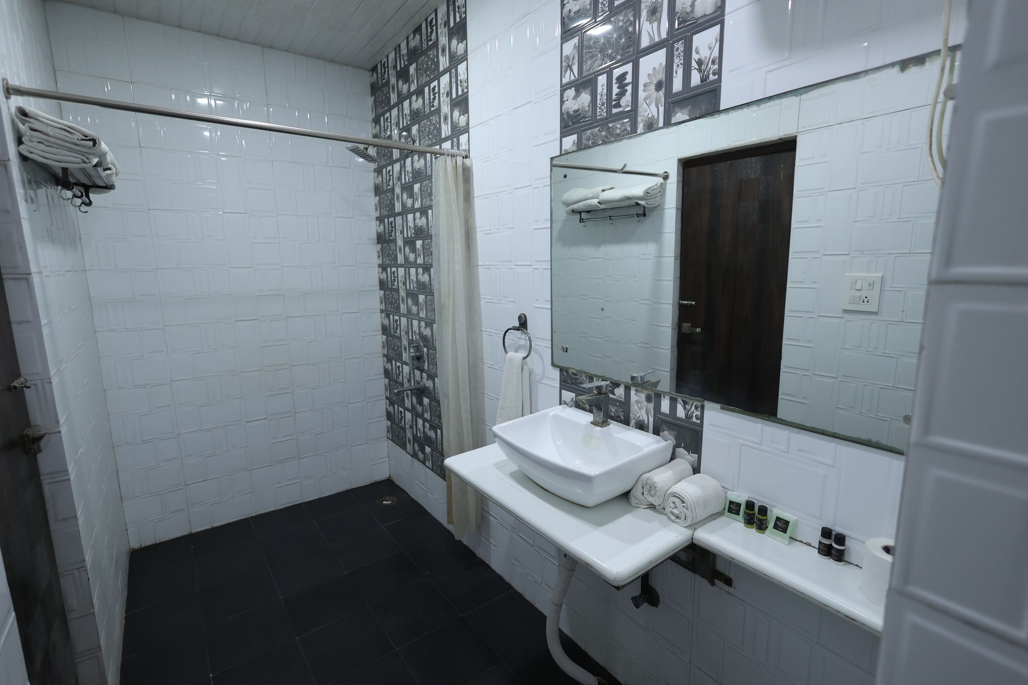 Hotel YashoGopal Resortico DELUXE ROOM DOUBLE BED 14