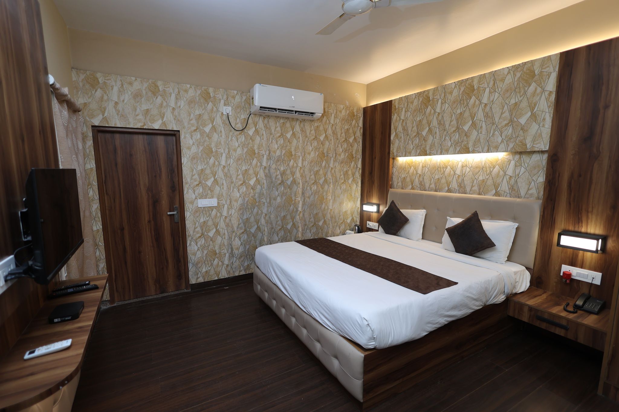 Hotel YashoGopal Resortico DELUXE ROOM DOUBLE BED 8