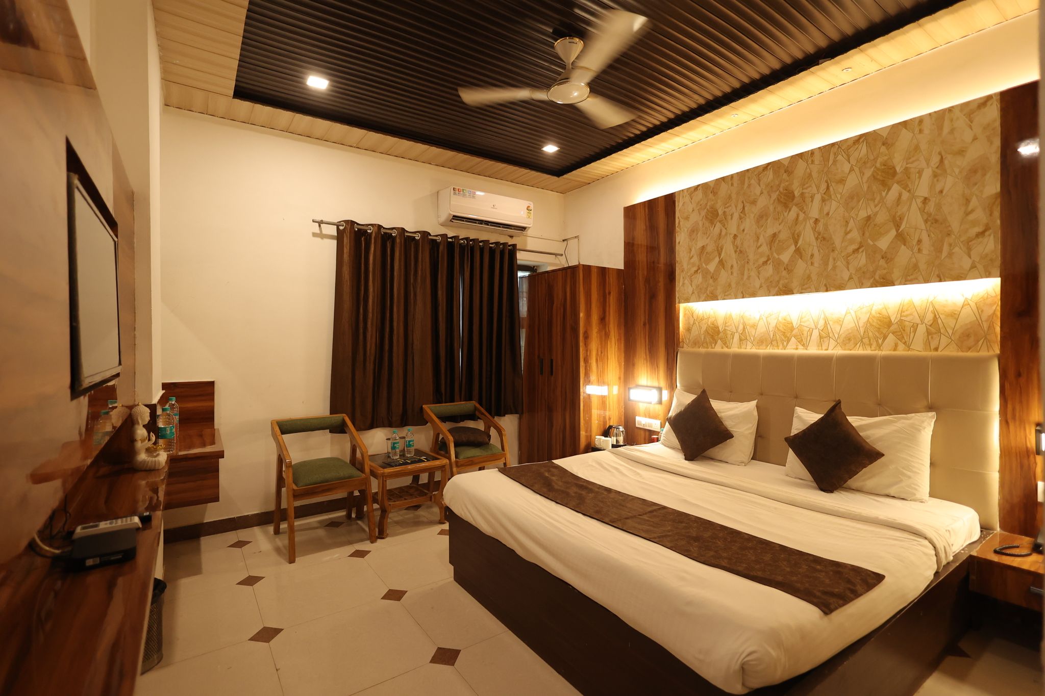 Hotel YashoGopal Resortico DELUXE ROOM DOUBLE BED 7