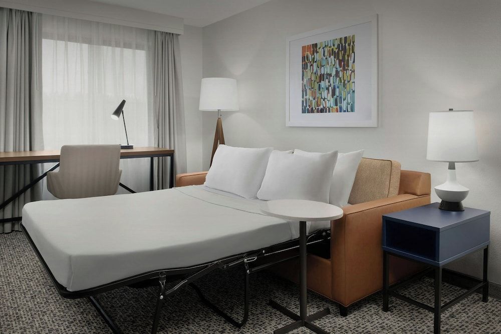 Suite, 1 Bedroom (Mobility/Hearing Access, Roll-in Shwr)